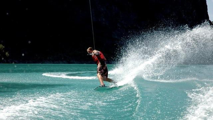 Découvrez le wakeskate sur le lac de Monteynard en Isère