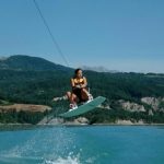 wakesurf-femme-lac-monteynard-wakeiteasy